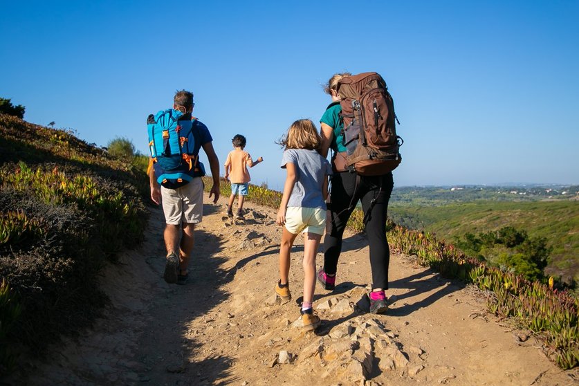 familia-niños-hiking-senderismo-freepik